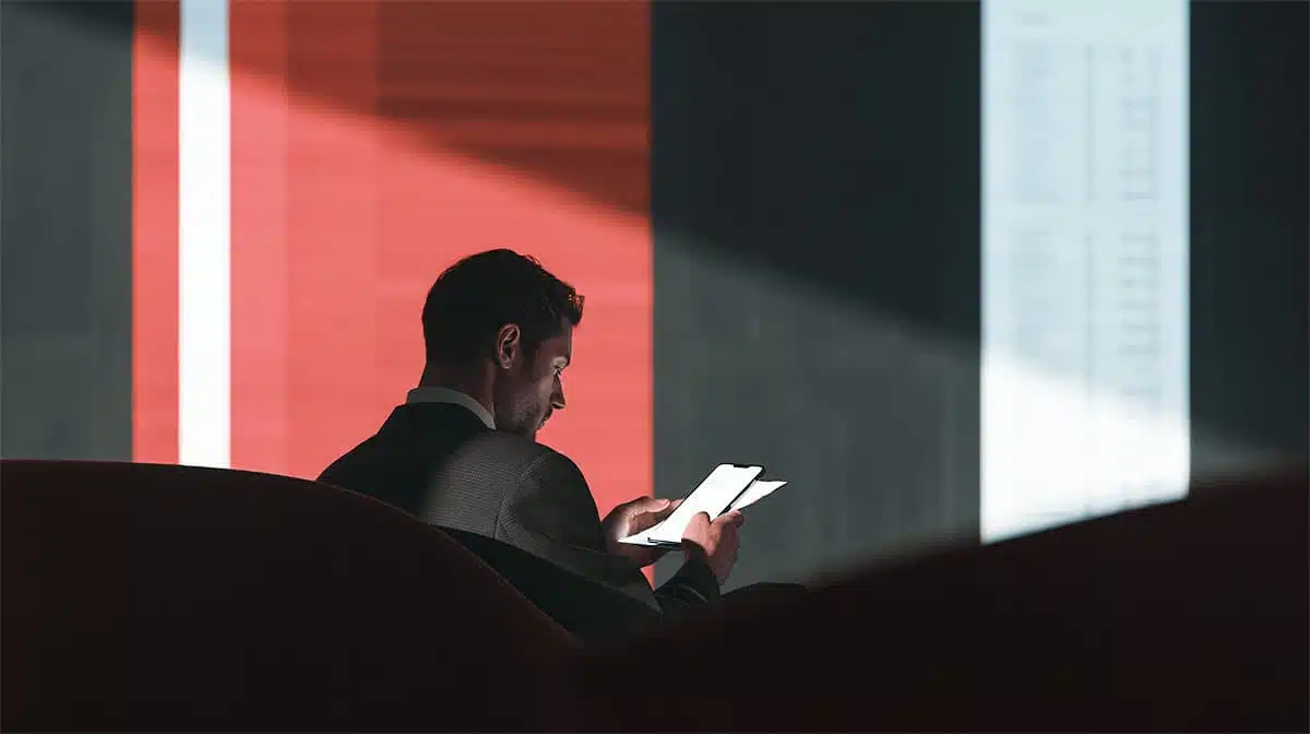 Pessoa consultando dados em um tablet durante a preparação de uma empresa para venda.