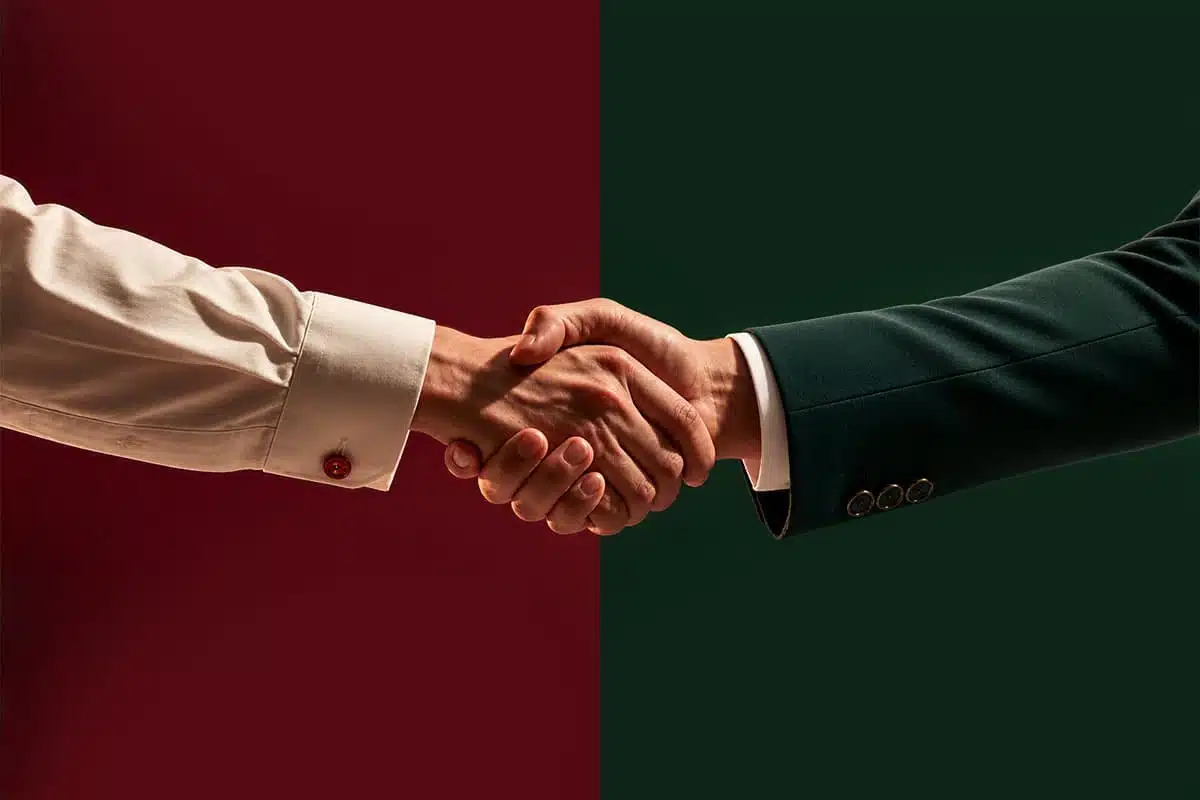 Aperto de mãos em uma negociação sobre como preparar a empresa para venda.
