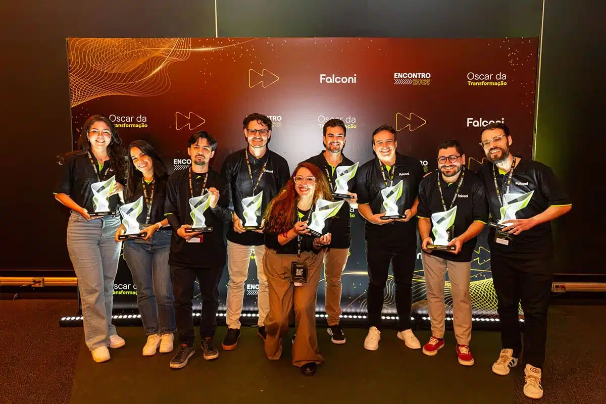 Equipe da Plataforma Mid com os troféus do Falconi Awards 2026 após a premiação do projeto de Transformação Interna.