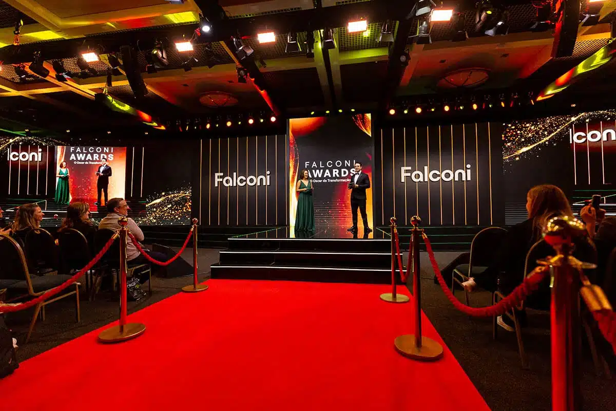 Plataforma Mid recebe o prêmio de Transformação Interna no Falconi Awards 2026, durante evento no WTC, em São Paulo.